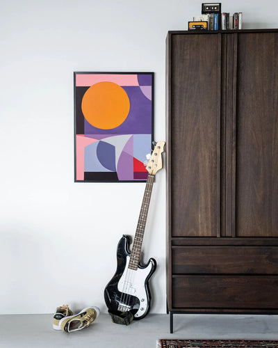Moderne wanddecoratie van Urban Cotton met zwart houten frame, kunstprint en glas, geschikt als kunstwand of wandkleed.