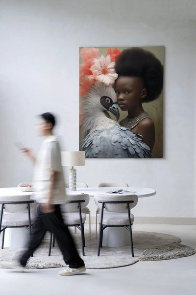 Moderne wanddecoratie met Reye kunstprint en wandkleed in een houten frame, Urban Cotton design, kleurrijk en abstract.