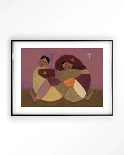 Modern kunstwanddecoratie met Rolling Sisters artprint in zwart frame, geschikt als glas art en wandkleed van Urban Cotton.