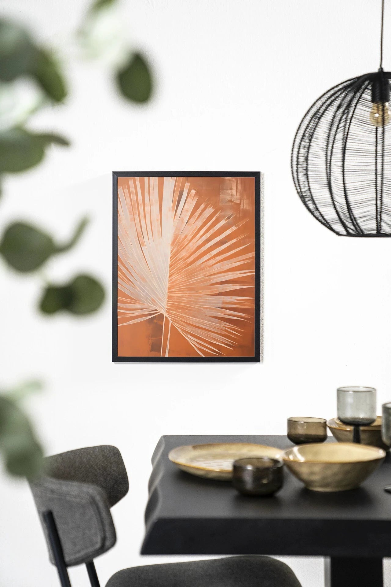 Moderne wanddecoratie van Urban Cotton met een rustieke palm op hout, zwart frame, geschikt als kunstprint, glas art of wandkleed