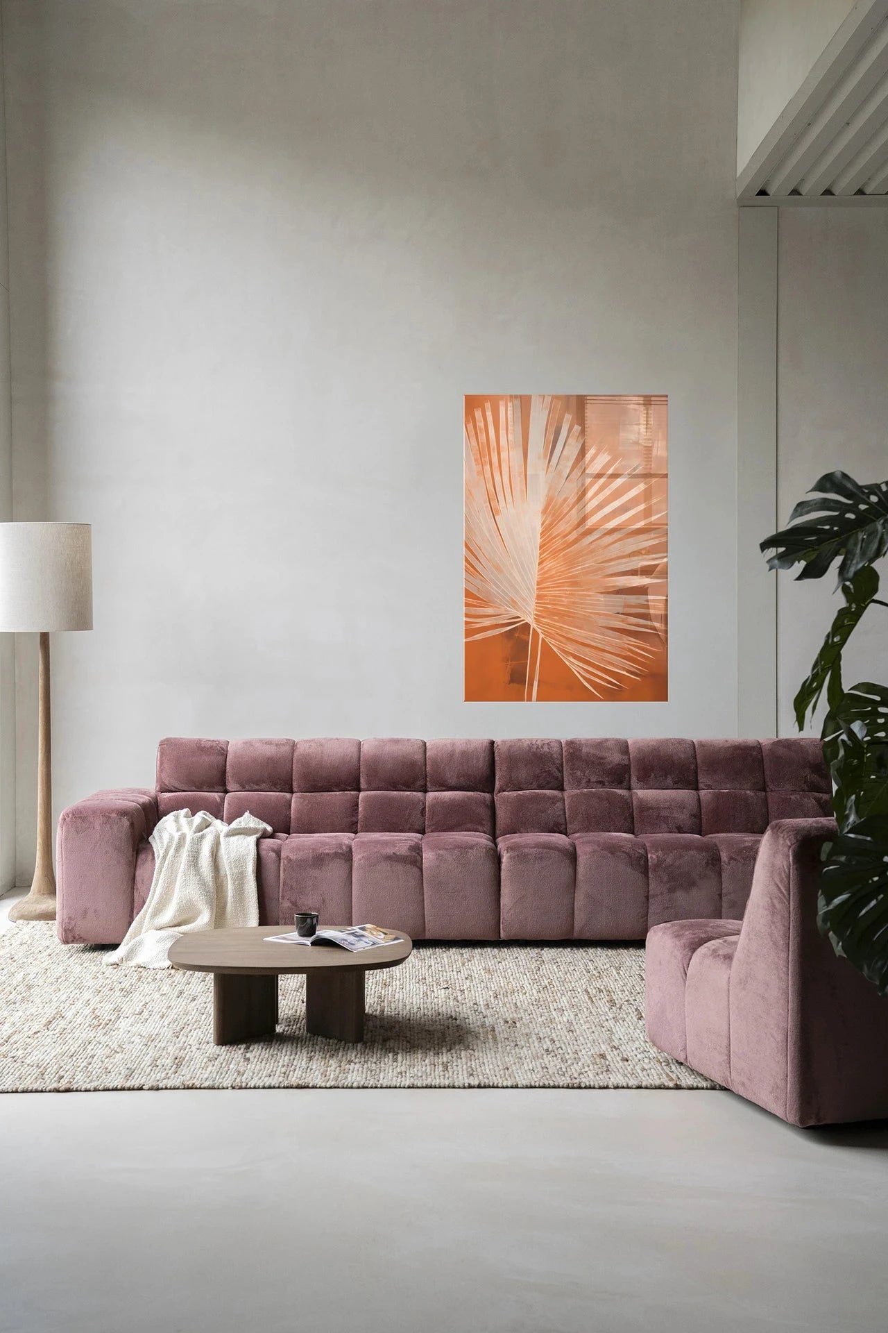 Moderne wanddecoratie van Urban Cotton met een glazen kunstwerk en wandkleed met een rustieke palmprint.