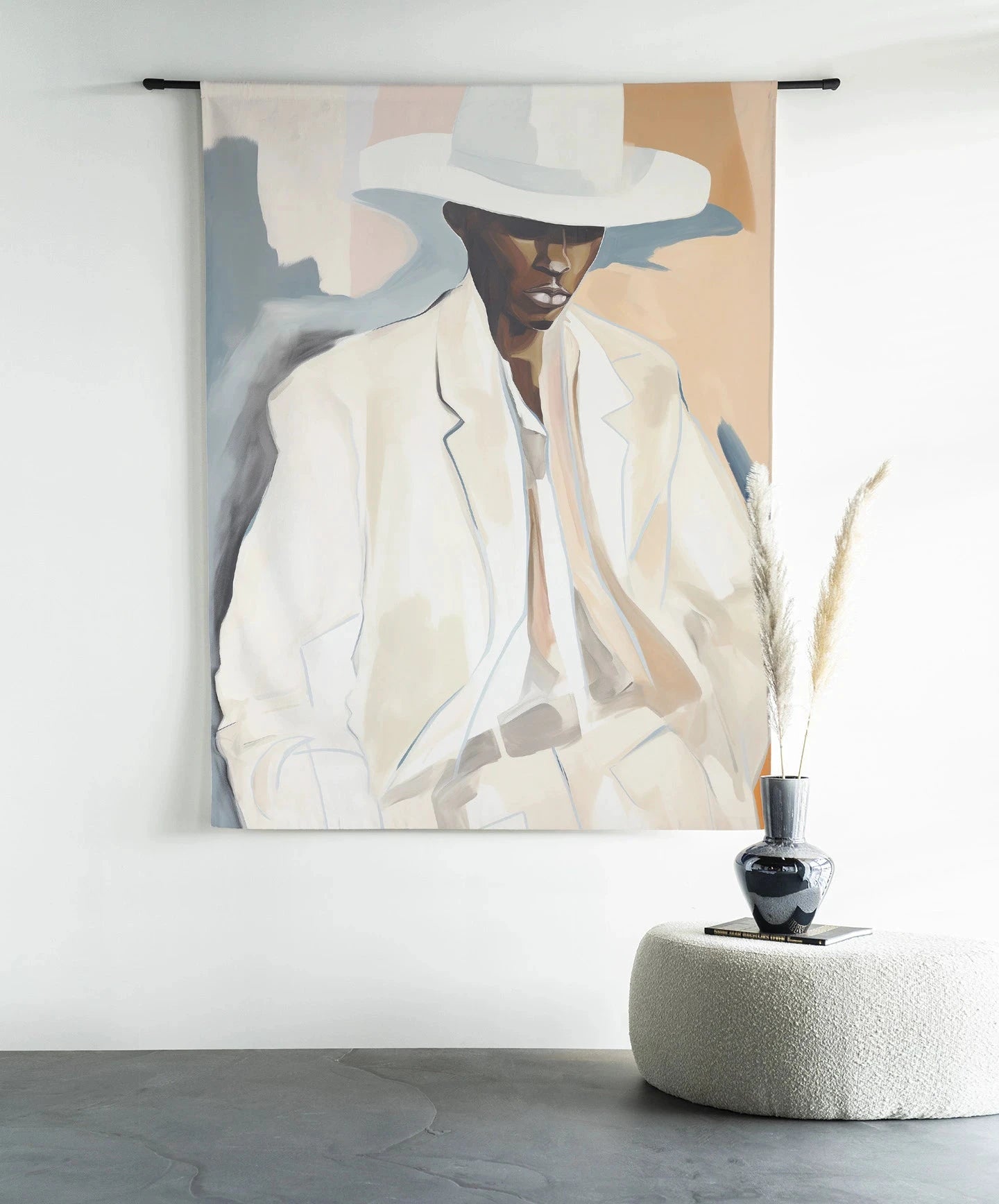 Moderne wanddecoratie van Urban Cotton met Saloon Sam kunstprint, glasart en wandkleed met ronde boogvorm op muur.