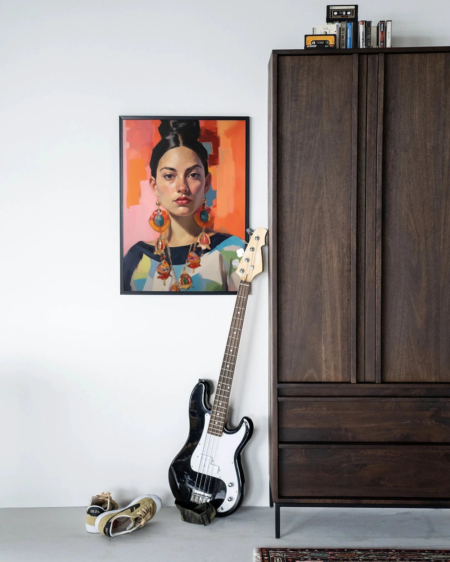 Moderne wanddecoratie kunstwerk "Senorita" door Urban Cotton, met houten rand en zwart frame, glasart en wandkleed.