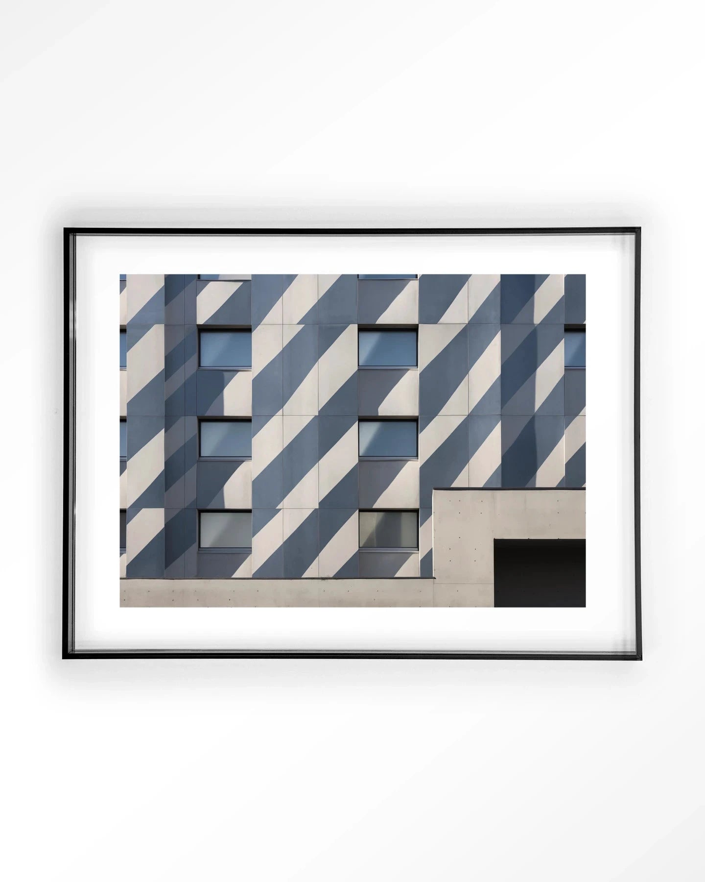 Moderne wanddecoratie van Urban Cotton met zwart acryl frame, abstract artprint Shadows In Line voor stijlvolle muurversiering