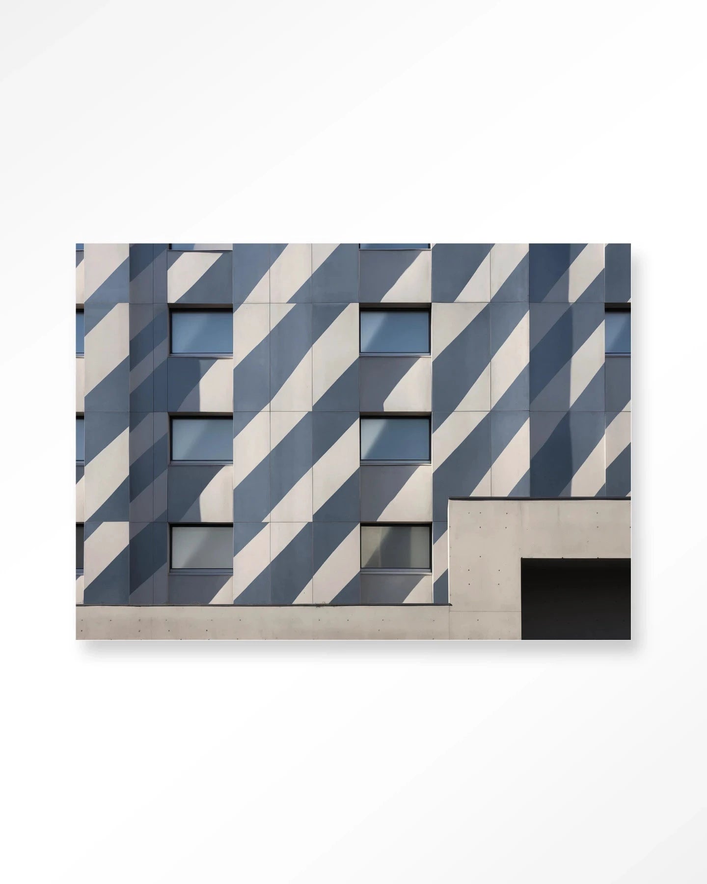 Moderne kunstwanddecoratie Shadows In Line van Urban Cotton, glasart en wandkleed met abstracte lijnen en schaduwpatroon.