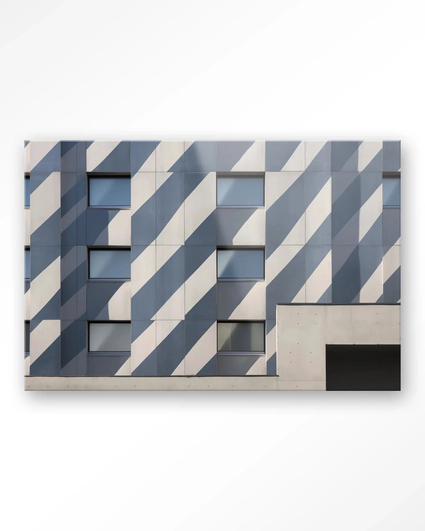 Moderne wanddecoratie van Urban Cotton met glaskunst en kunstprint met schaduwpatroon in lijn, geschikt als wandkleed.