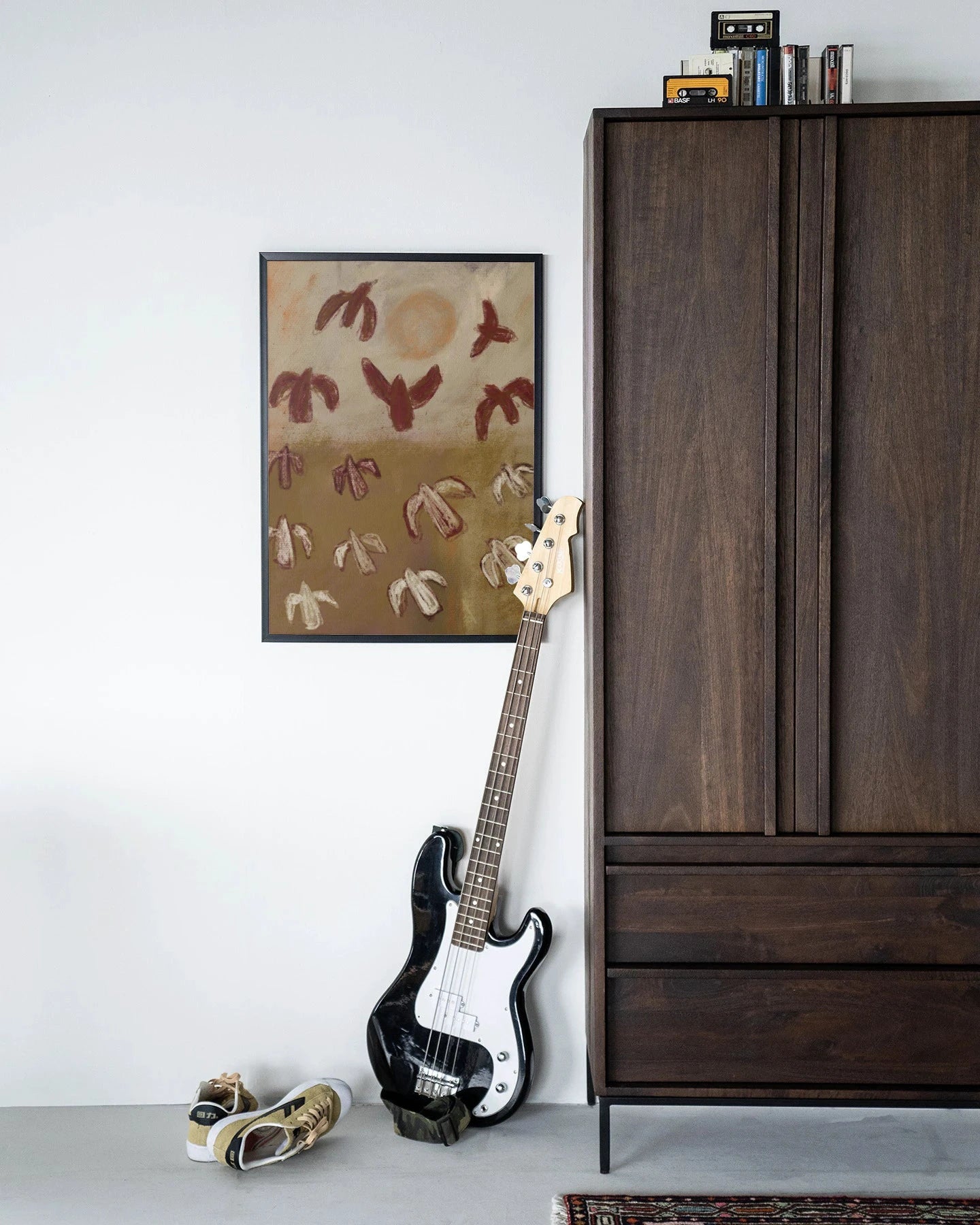 Moderne Sunbirds kunstwanddecoratie met houten zwart frame, inclusief artprint en glas, door Urban Cotton op houten muur.