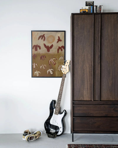 Moderne Sunbirds kunstwanddecoratie met houten zwart frame, inclusief artprint en glas, door Urban Cotton op houten muur.