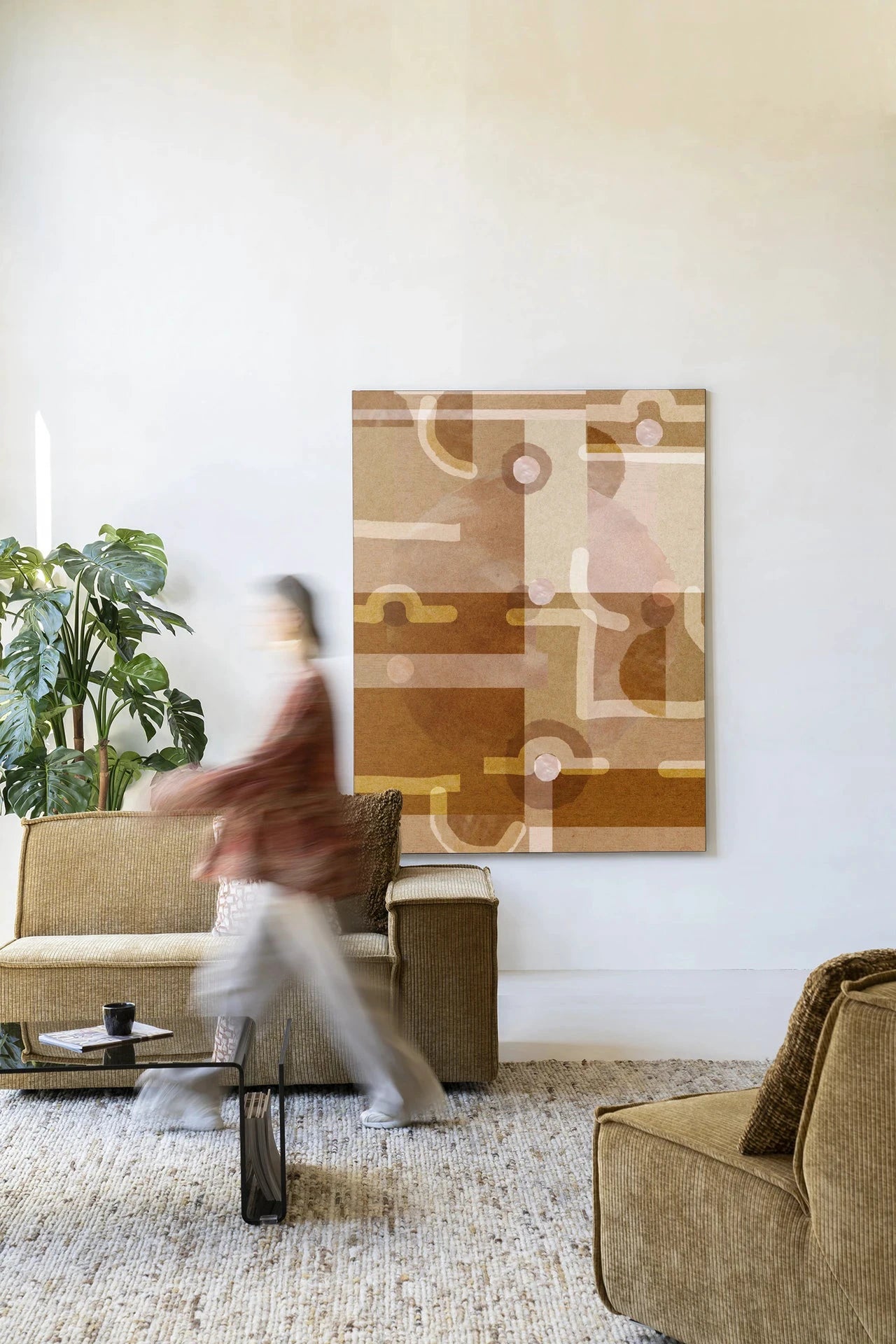 Moderne wanddecoratie van Urban Cotton: Terra Universe kunstwerk met wandkleed en glazen kunst in een frame.