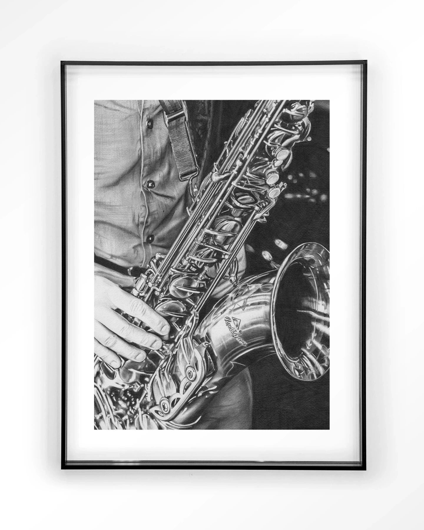 Moderne kunstprint van een man met saxofoon, ingelijst in zwart acryl, als wanddecoratie van Urban Cotton.