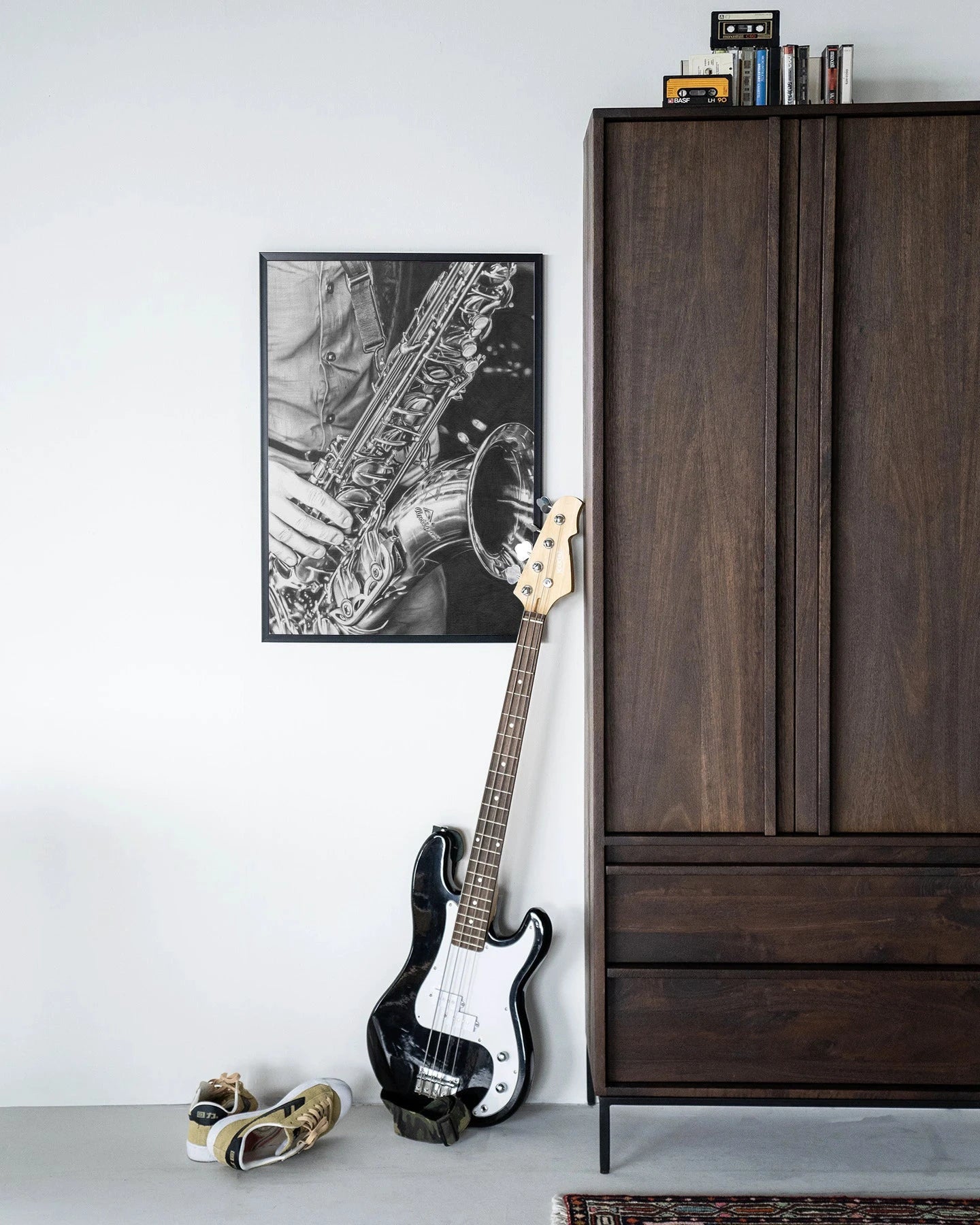 Moderne wanddecoratie met afbeelding van man met saxofoon, ingelijst in hout, door Urban Cotton, geschikt als kunstprint of wandkleed