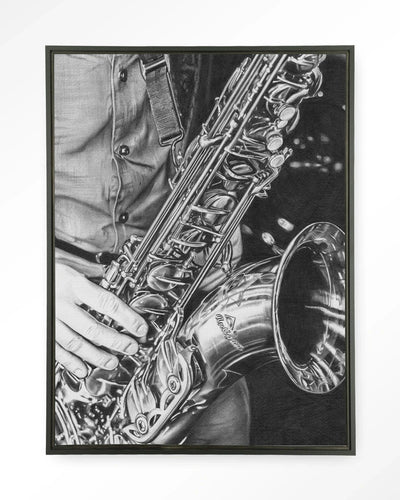 Moderne wanddecoratie van Urban Cotton met afbeelding van man met saxofoon op zwart wandkleed en glazen kunstframe.