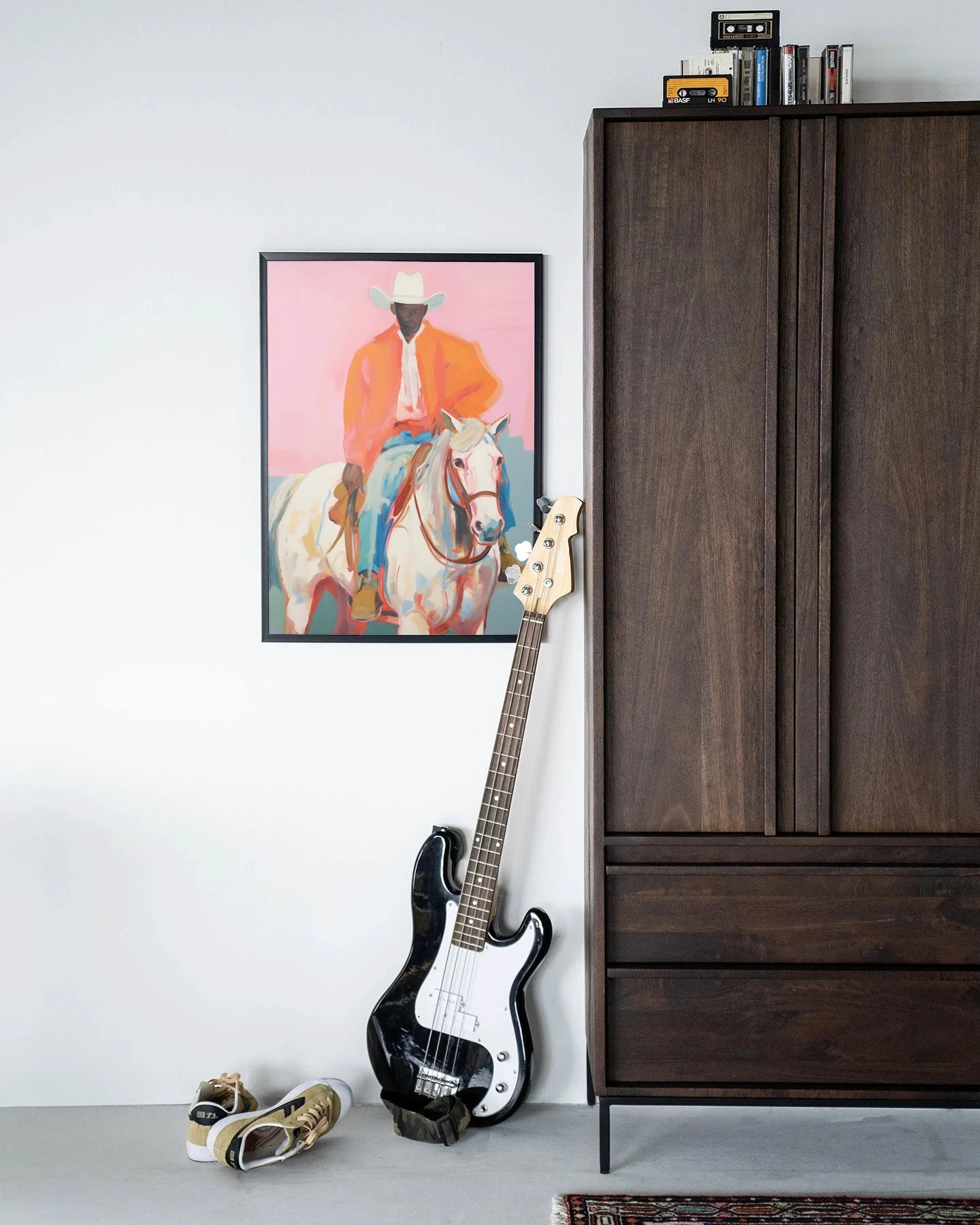 Moderne wanddecoratie van Urban Cotton met kunstprint, houten frame en zwart glas, getiteld The Sheriff voor stijlvolle muurversiering