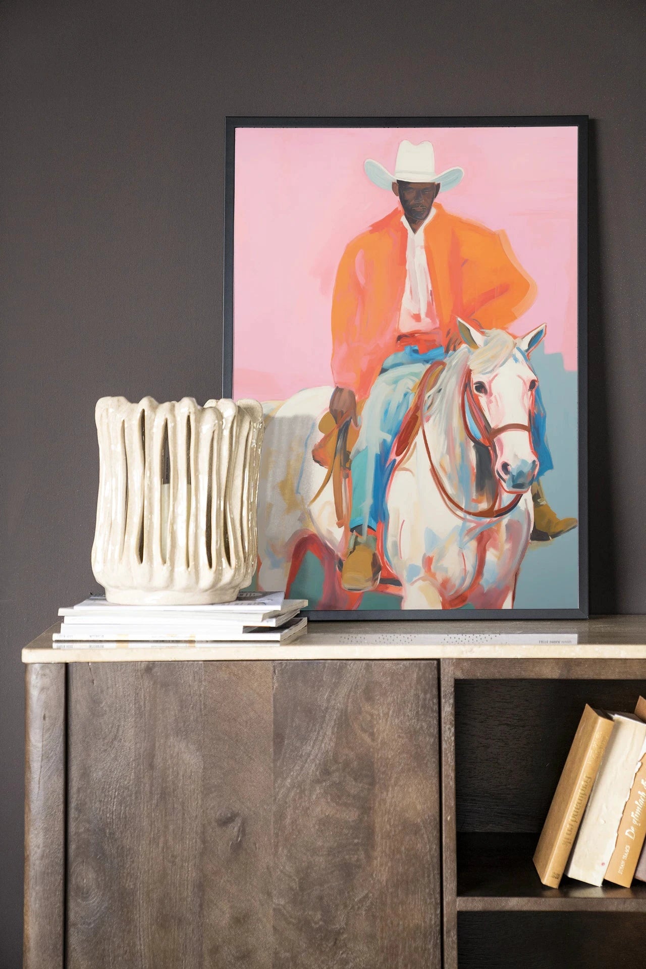 Moderne wanddecoratie van Urban Cotton met een kunstprint van The Sheriff, ingelijst in hout met zwart frame, geschikt als muurkunst.