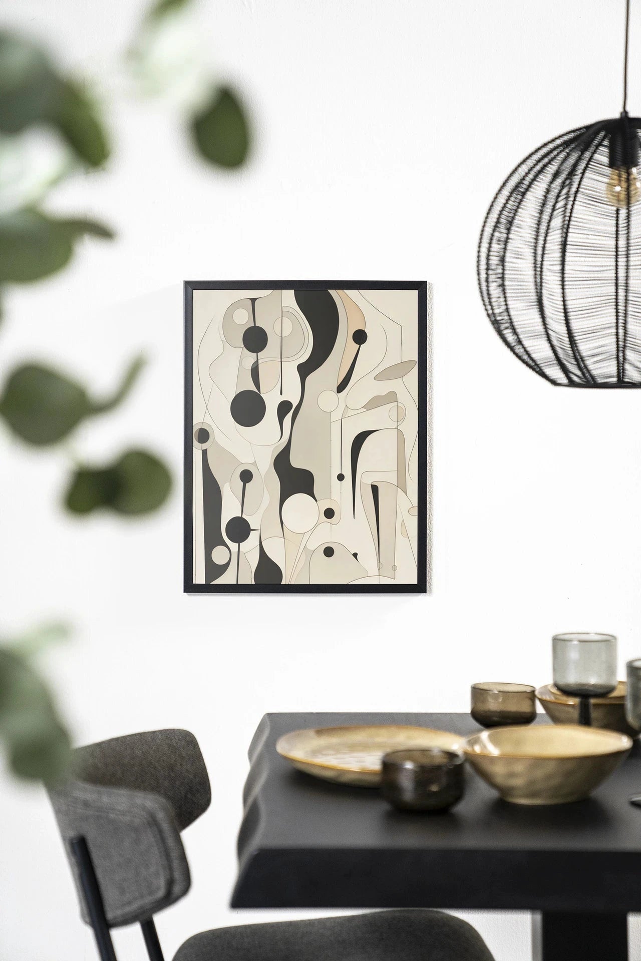 Moderne wanddecoratie van Urban Cotton met kunstprint en houten frame in zwart, geschikt als glas art en wandkleed.