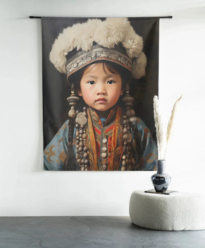 Kunstwanddecoratie voor kinderen van Urban Cotton met een traditioneel meisje, wandkleed en glazen kunstwerk op een gebogen stang