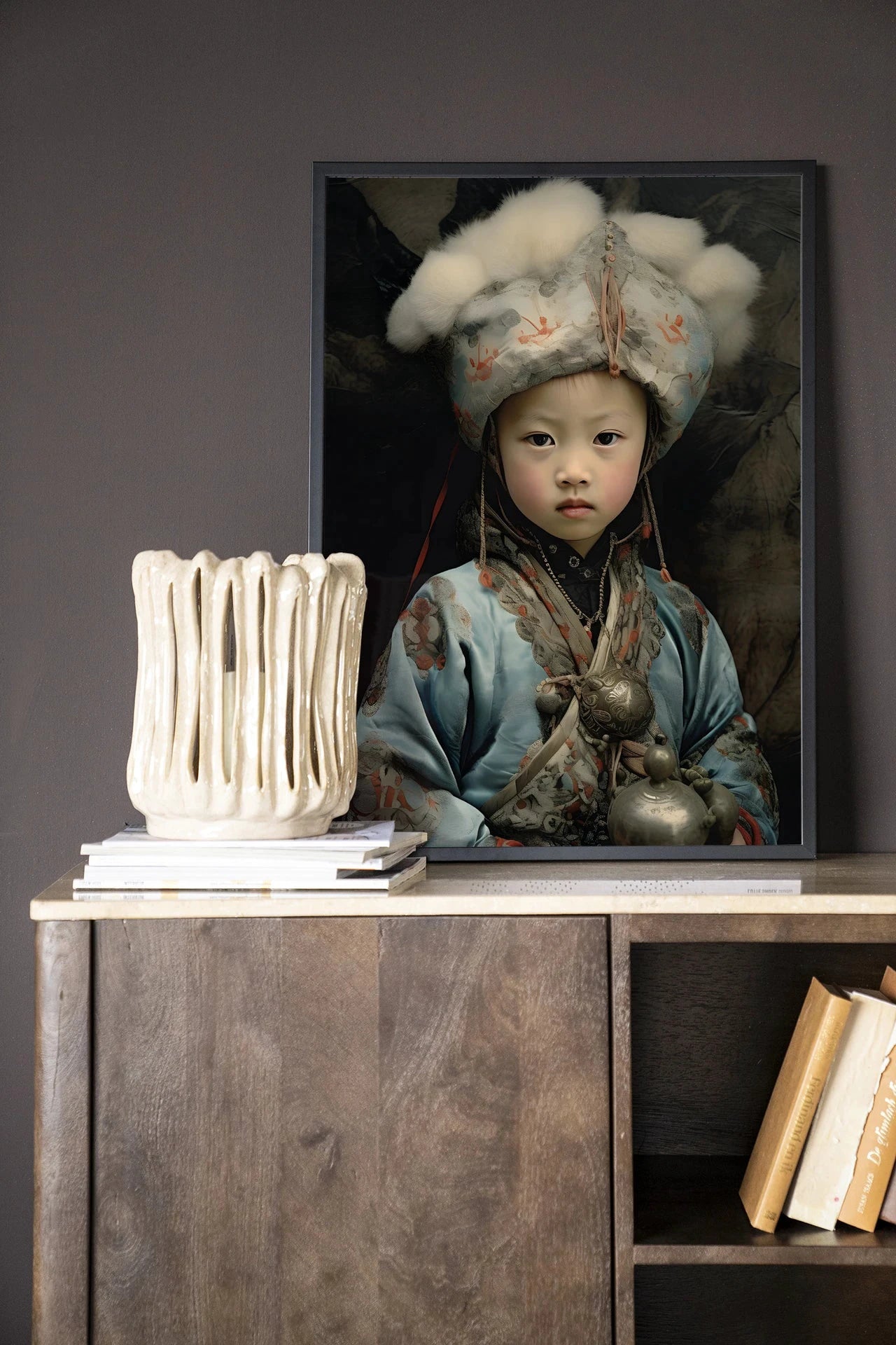 Traditionele kinderkunst van Urban Cotton met houten lijst, zwart frame en modern wanddecoratie met glas en textiel.