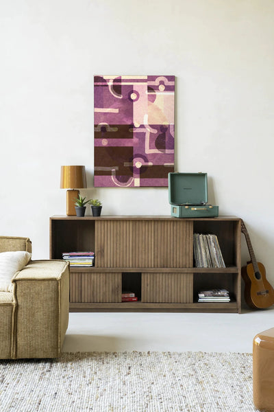 Moderne wanddecoratie van Urban Cotton met tribal ontwerp, inclusief wandkleed en artprint in een frame.