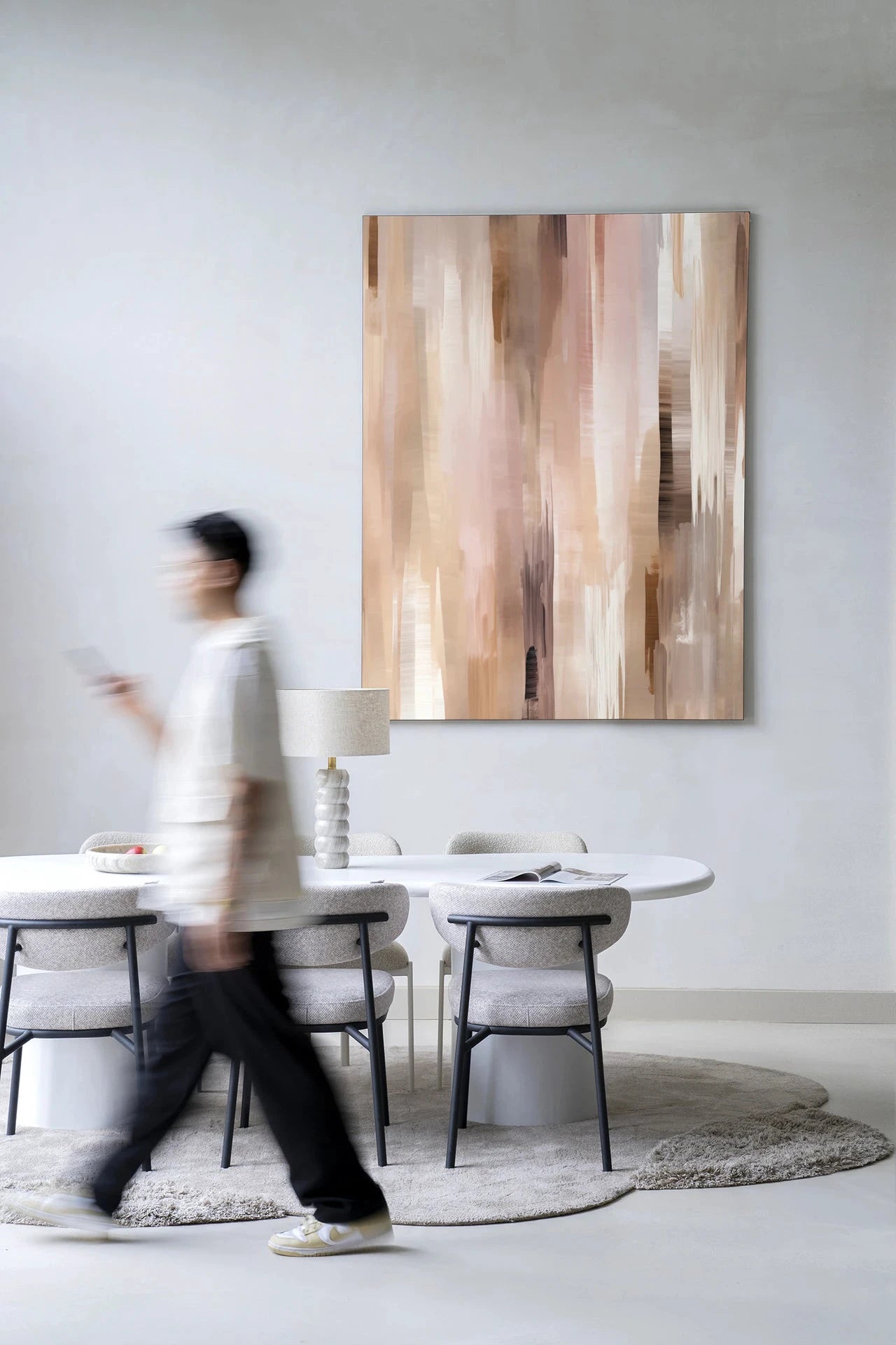 Moderne kunstwanddecoratie Vernazza van Urban Cotton, glas art en wandkleed met kleurrijk, abstract ontwerp in lijst.