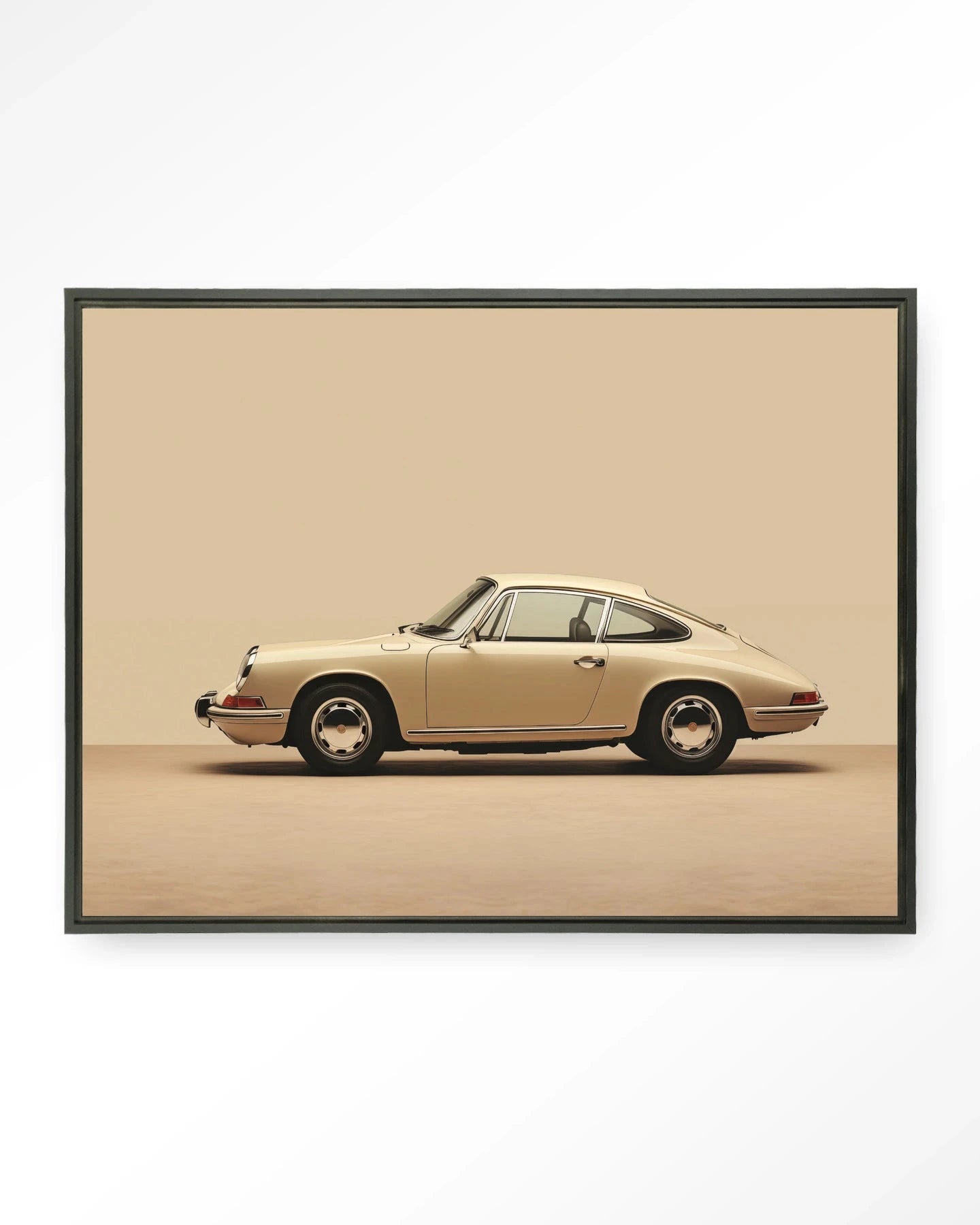 Vintage Porsche beige kunstprint van Urban Cotton, modern wanddecoratie met zwart zwevende lijst en glasaccenten.