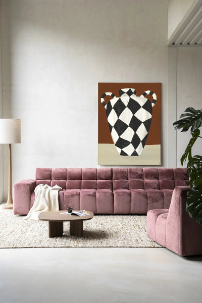 Moderne wanddecoratie met Vivid Vase 01 kunstprint en glasart, ontworpen door Urban Cotton, afgebeeld op wandkleed frame.