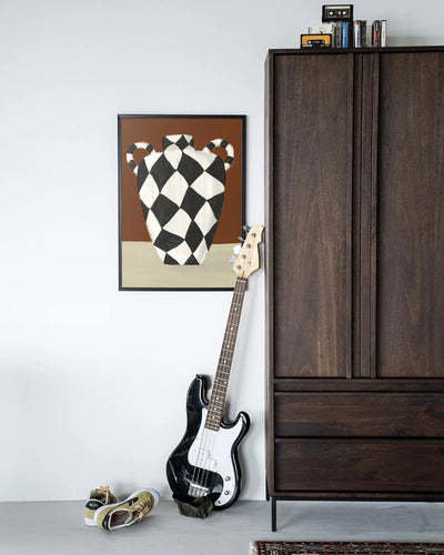 Moderne wanddecoratie van Urban Cotton, kunstwerk met afbeelding van een levendige vaas in een houten lijst op zwart achtergrond.