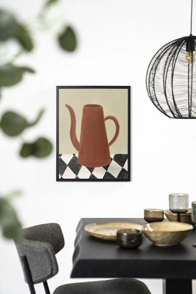 Moderne wanddecoratie met kunstprint van Vivid Vase 02 door Urban Cotton, ingelijst in hout met zwart frame.