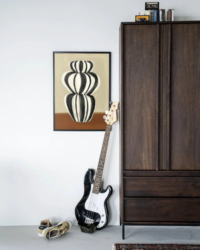 Moderne wanddecoratie met Vivid Vase 03 kunstprint in houten lijst, zwart frame, glazen kunstwerk en wandkleed van Urban Cotton.