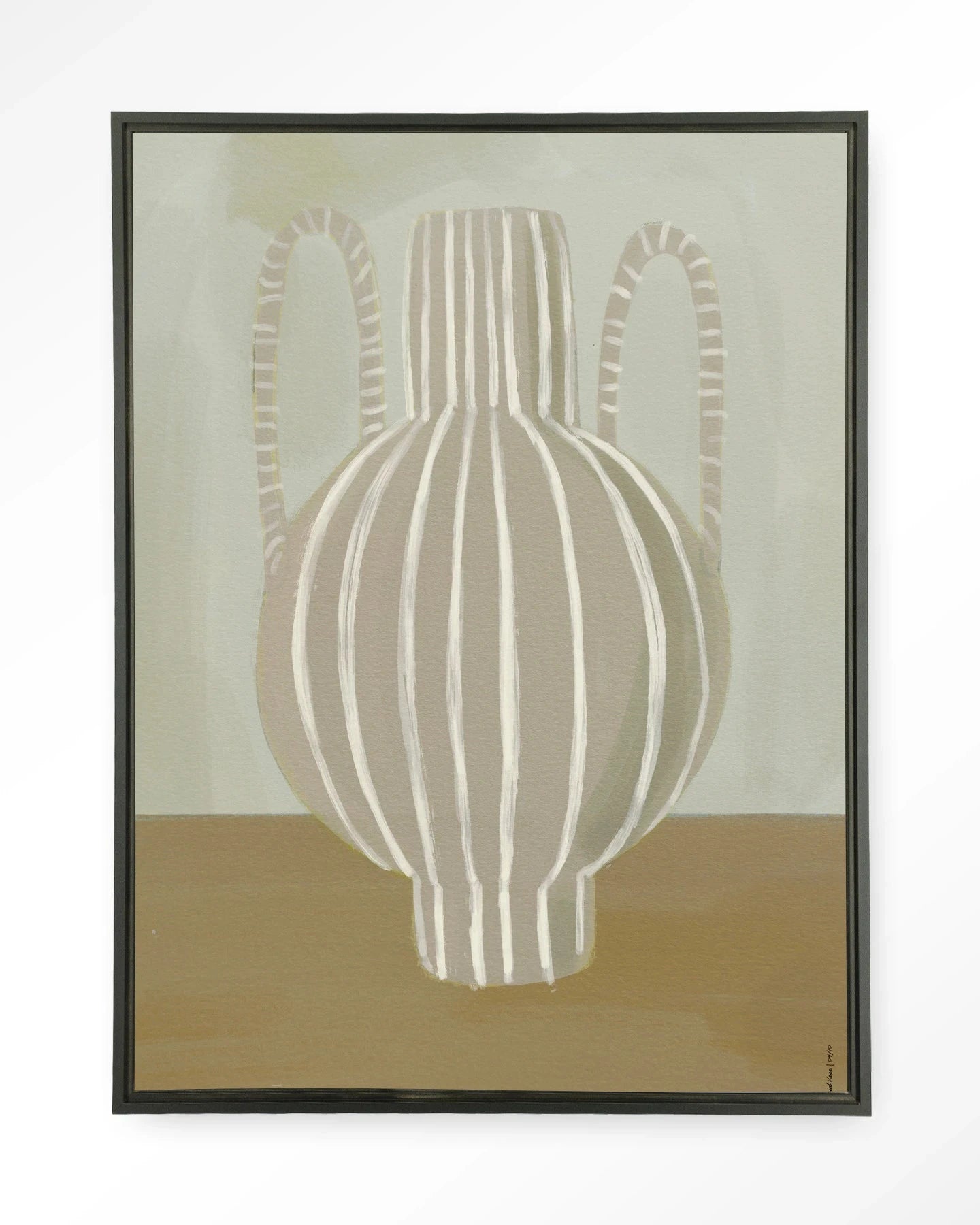 Moderne wanddecoratie met Vivid Vase 04 kunstprint, zwart glas en wandkleed, door Urban Cotton, abstract en artistiek ontwerp.