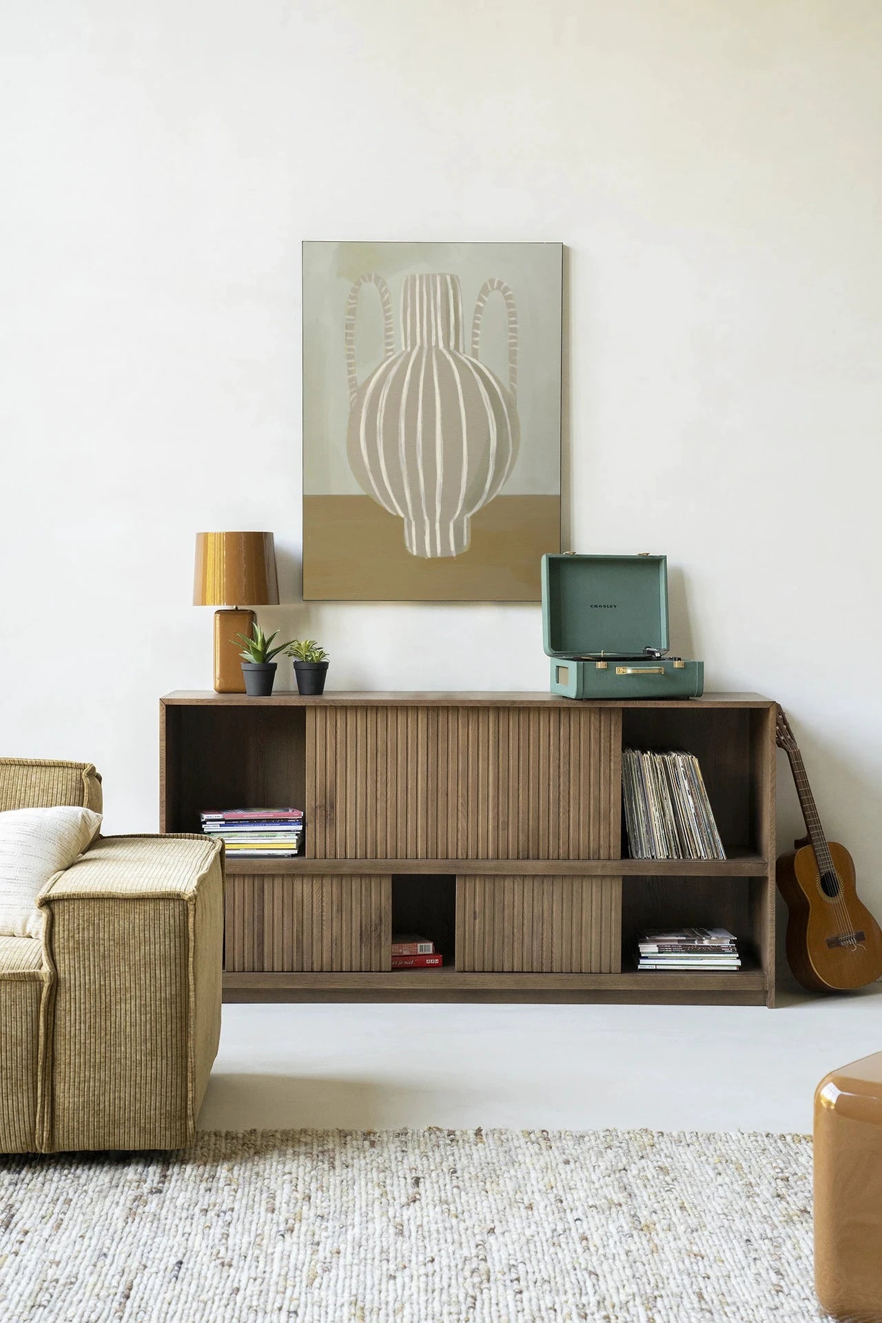 Moderne wanddecoratie met Vivid Vase 04 kunstprint van Urban Cotton, glasart en wandkleed met kleurrijk ontwerp.