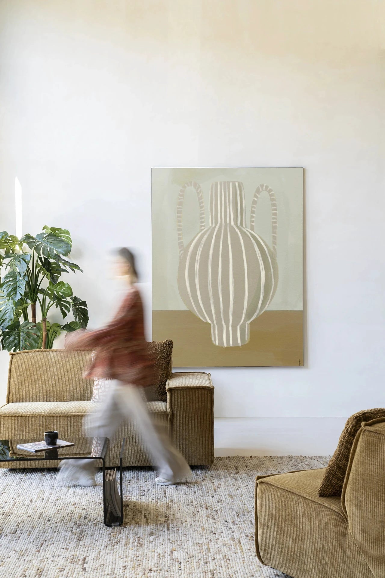 Moderne wanddecoratie met Vivid Vase 04 kunstprint, glas art en wandkleed van Urban Cotton, kleurrijk en eigentijds design.