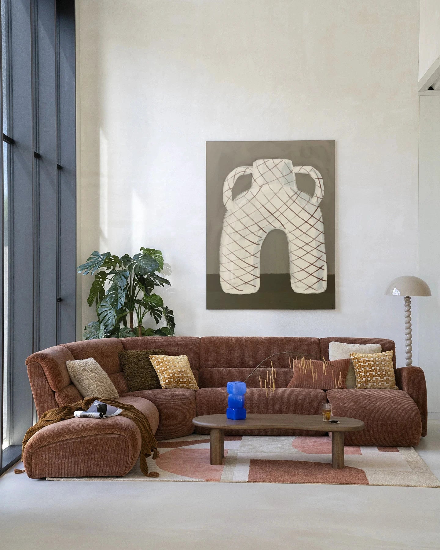 Moderne wanddecoratie met Vivid Vase 05 kunstprint en glasart, ingelijst en op een wandkleed van Urban Cotton.