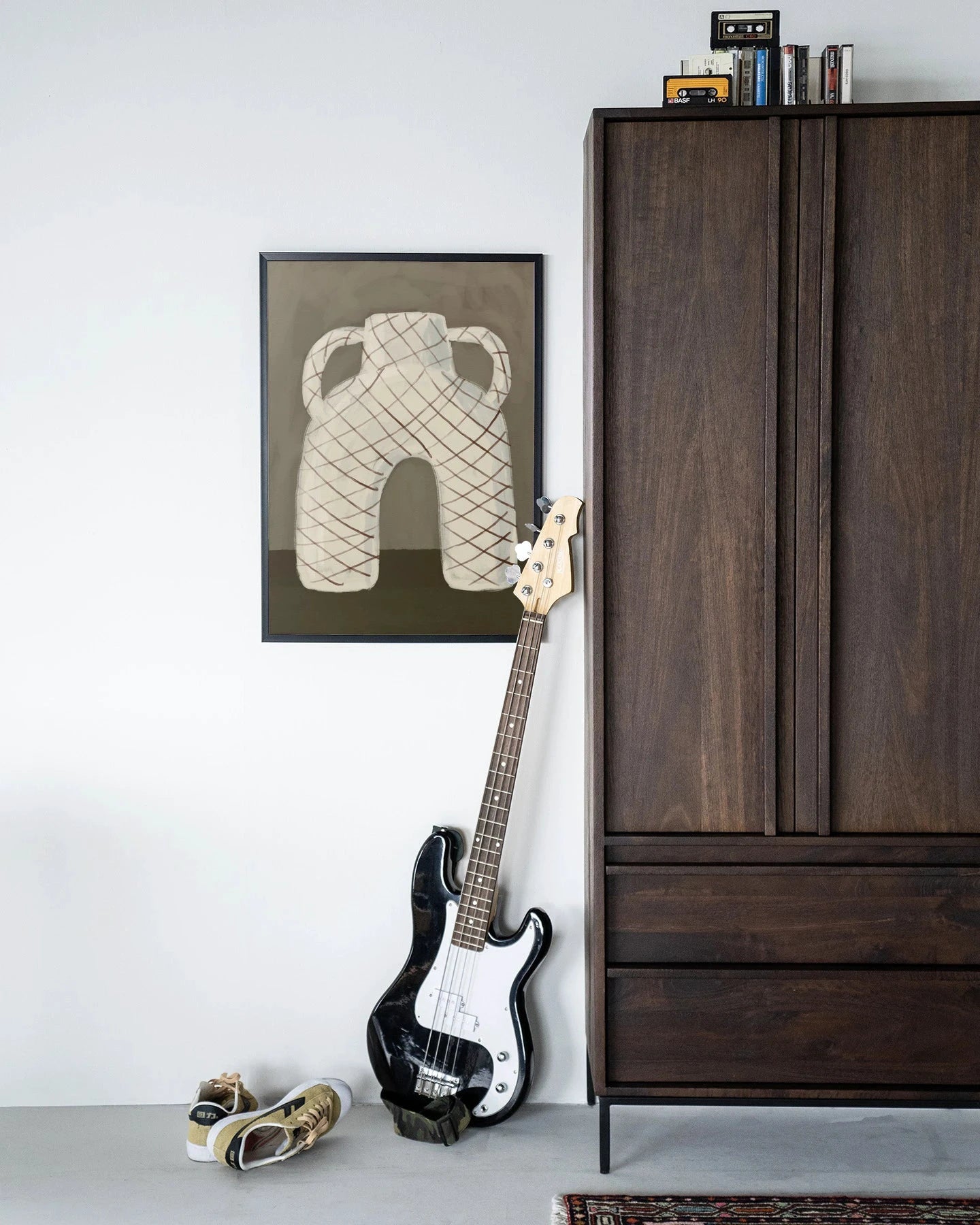 Moderne wanddecoratie kunst 'Vivid Vase 05' van Urban Cotton, met houten frame en zwart glas artprint.