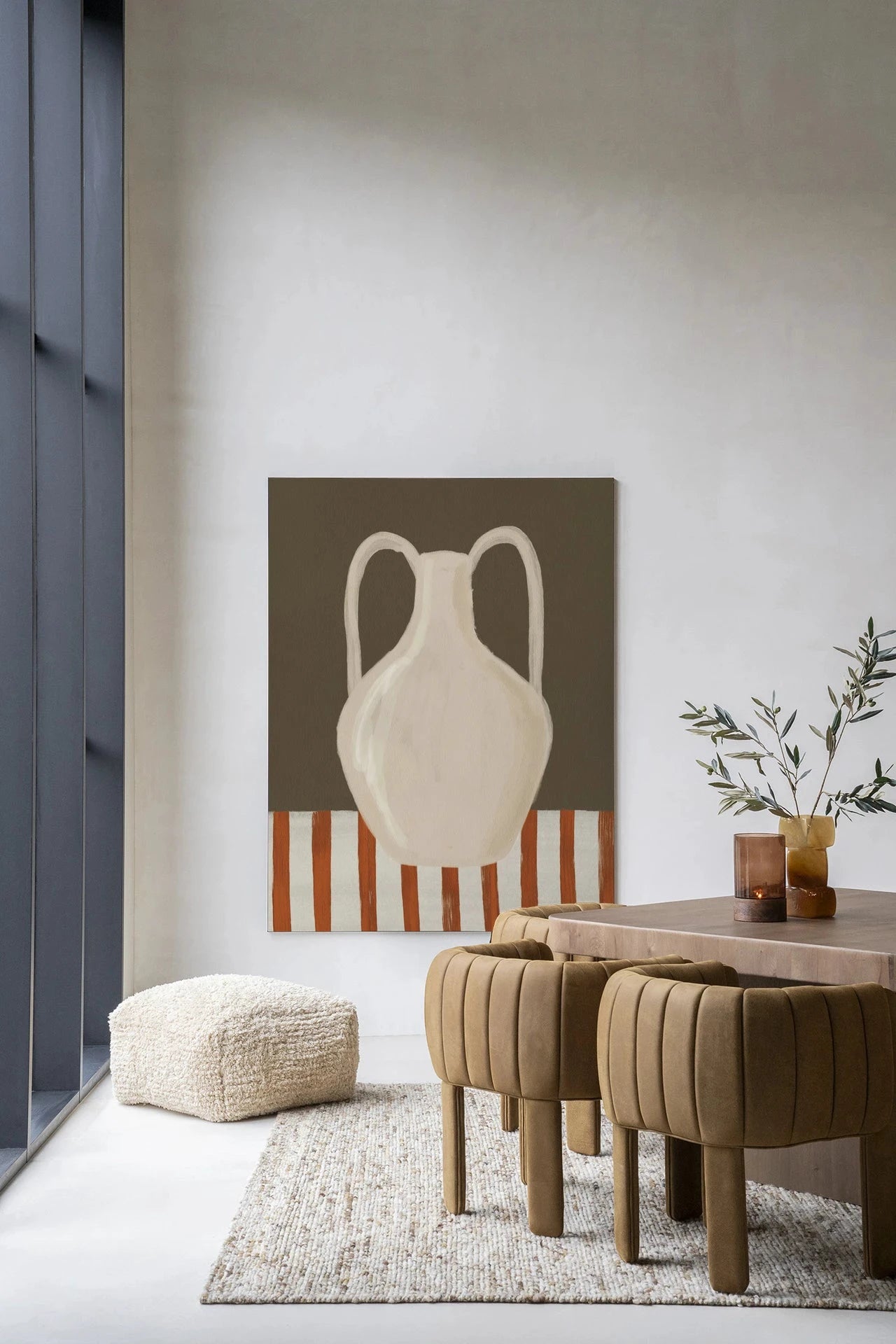 Moderne wanddecoratie met Vivid Vase 06 kunstprint, glasart en wandkleed in frame, van Urban Cotton.