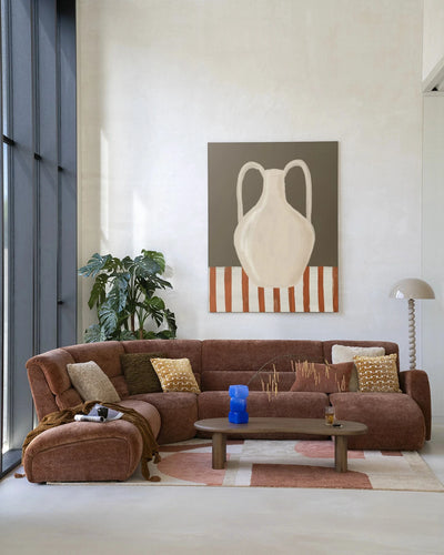 Moderne wanddecoratie met Vivid Vase 06 kunstprint en glazen kunstwerk, door Urban Cotton, op een wand met wandkleed frame.