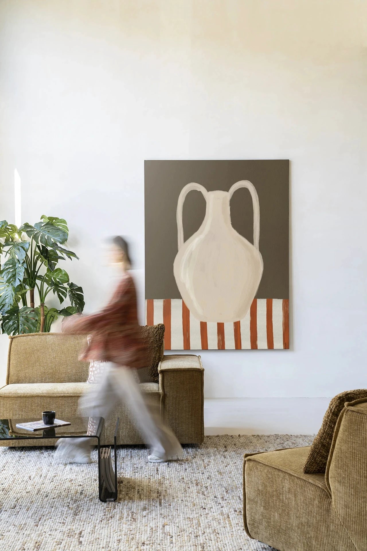 Moderne wanddecoratie met Vivid Vase 06 artprint en wandkleed, ontworpen door Urban Cotton, met kleurrijk glas- en textielkunst.