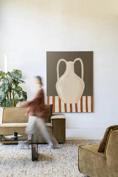 Moderne wanddecoratie met Vivid Vase 06 artprint en wandkleed, ontworpen door Urban Cotton, met kleurrijk glas- en textielkunst.