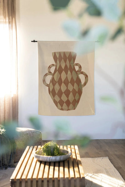 Moderne wanddecoratie van Urban Cotton met Vivid Vase 08 kunstprint, glaskunst en wandkleed met kleurrijk ontwerp en roede ophanging.