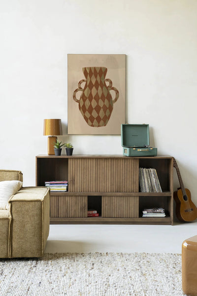 Moderne kunstwanddecoratie Vivid Vase 08 van Urban Cotton met glasart en wandkleed, abstract design in heldere kleuren.