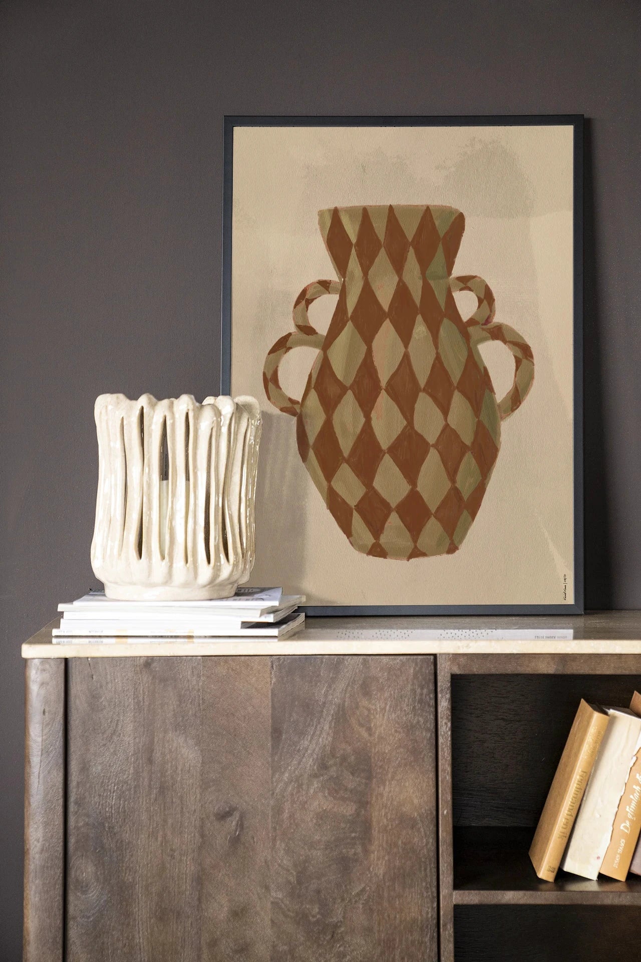 Moderne wanddecoratie met Vivid Vase 08 kunstprint in houten lijst, zwart glazen kunstwerk en wandkleed van Urban Cotton