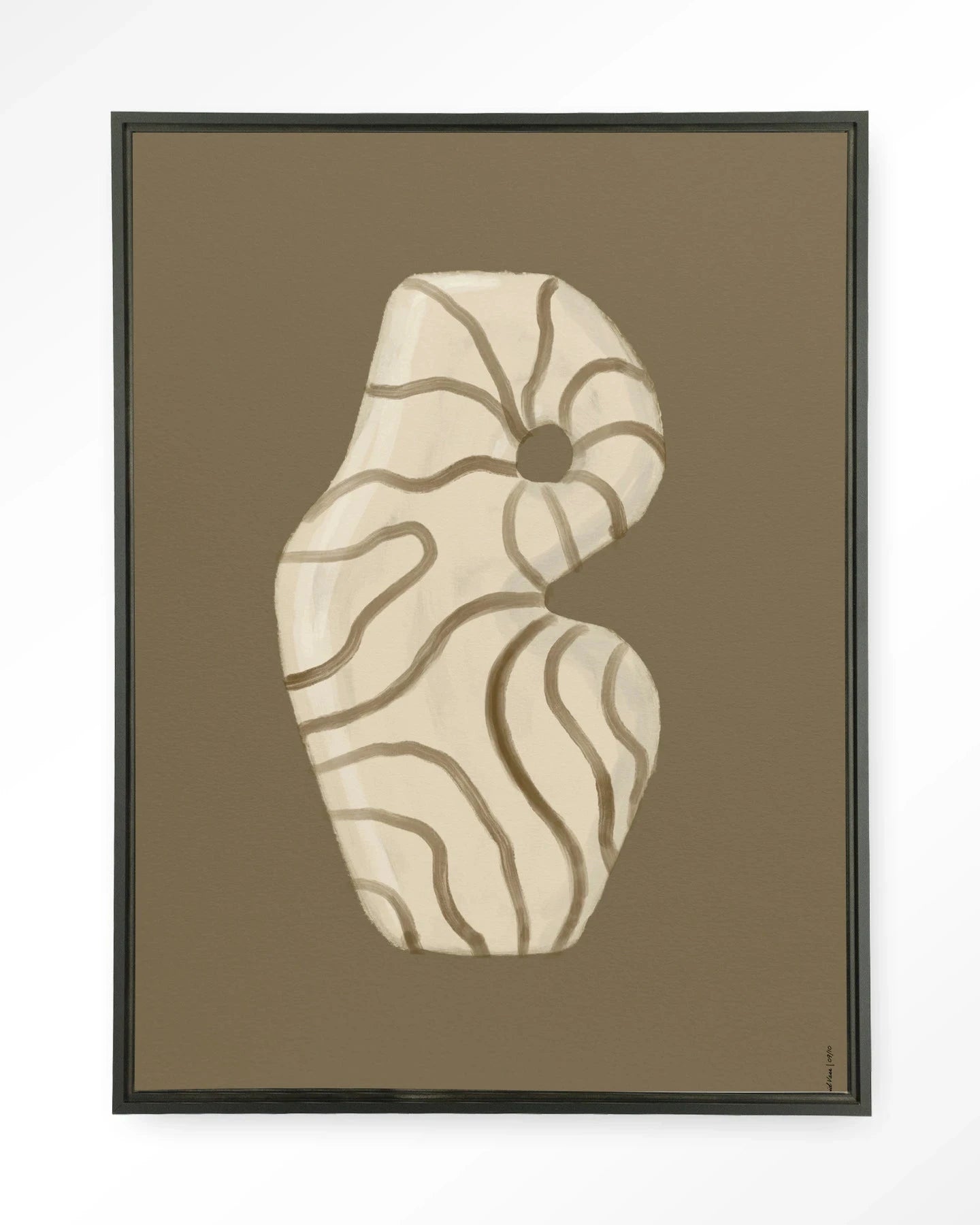 Moderne wanddecoratie met Vivid Vase 09 kunstprint van Urban Cotton, glazen kunstwerk op zwart wandkleed in een zwevende lijst.