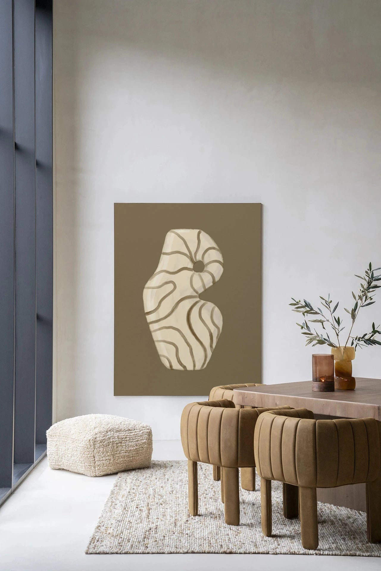 Moderne wanddecoratie met Vivid Vase 09 kunstprint en glasart, door Urban Cotton, op een wandkleed met frame.