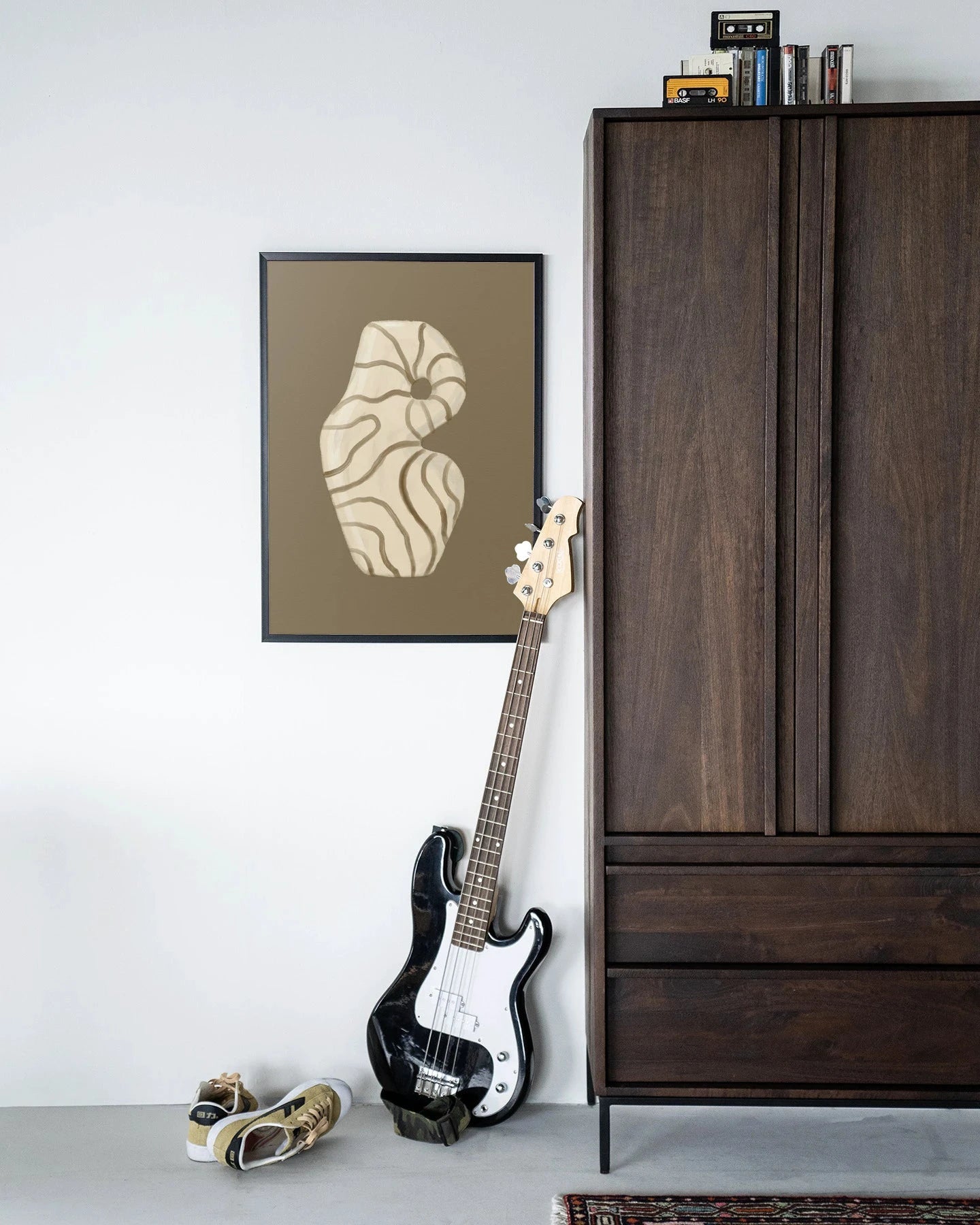Moderne wanddecoratie van Urban Cotton: Vivid Vase 09 kunstprint met houten lijst en zwart frame, glas art en wandkleed.