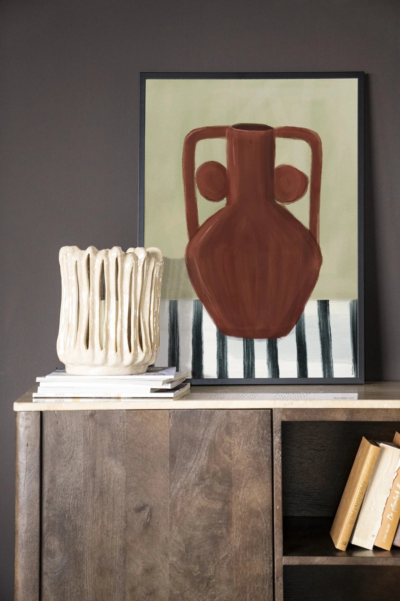 Moderne kunstprint Vivid Vase 10 van Urban Cotton, houten lijst, zwart frame, decoratief wandkunst met glas- en textuurdetails.