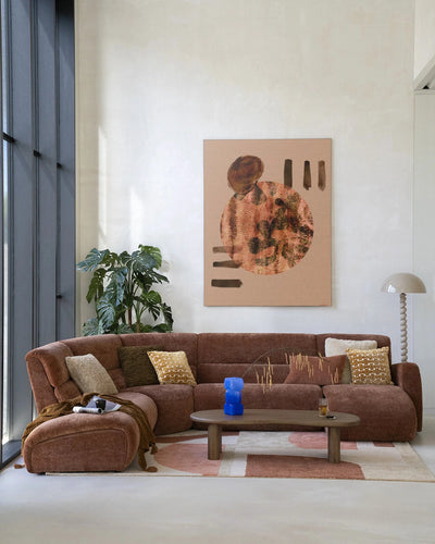 Moderne wanddecoratie met Wabi-Sabi Lifelines kunstprint en wandkleed van Urban Cotton, abstracte glas- en textielkunst.