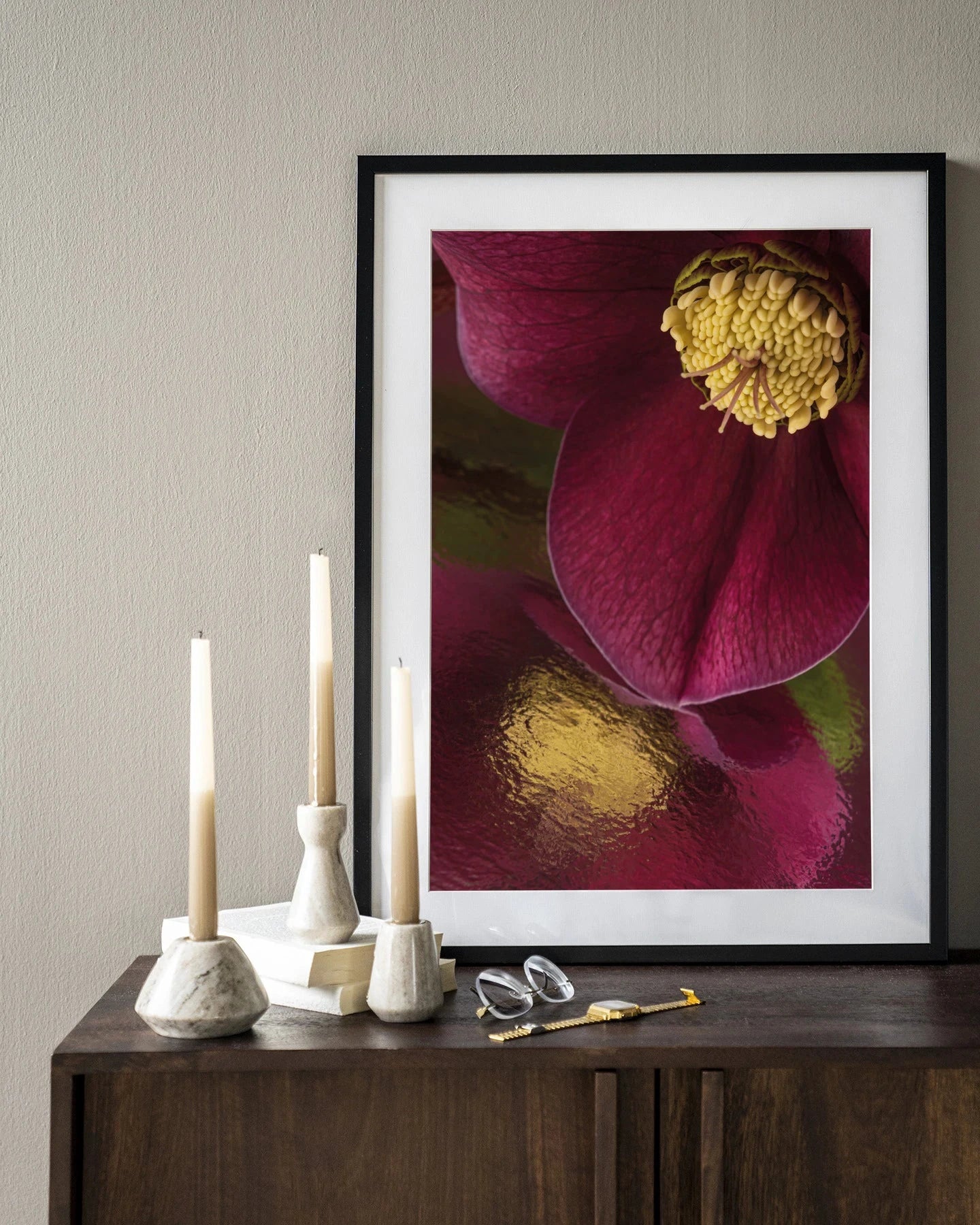 Moderne kunstafbeelding van een weerspiegeling van een kerstroos in een zwart houten frame, geschikt als wanddecoratie van Urban Cotton.