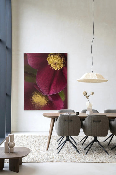Moderne wanddecoratie van Urban Cotton met een weerspiegeling van een kerstroos op een wandkleed en glasprint.