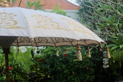 Parasol Bali Nusa Ceningan | Taupe/Goud 250cm by Wild'nChic