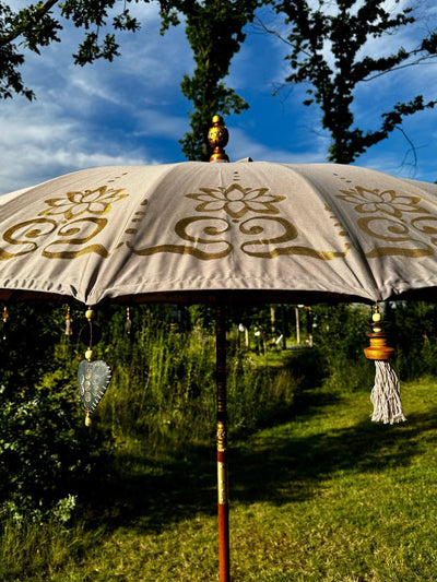Parasol Bali Nusa Ceningan | Taupe/Goud 250cm by Wild'nChic